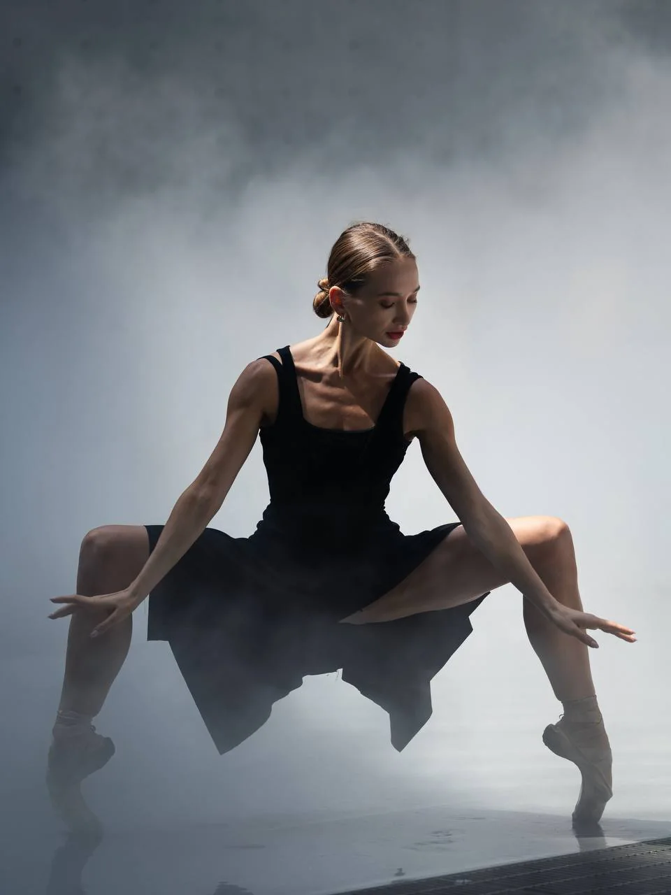 Zuzanna Kidziak in a mist-filled Paris ballet portrait