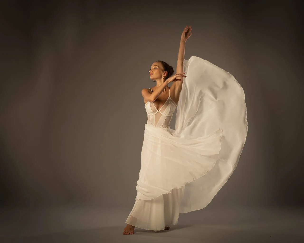 Zuzanna Kidziak moving with white fabric in an Oslo studio